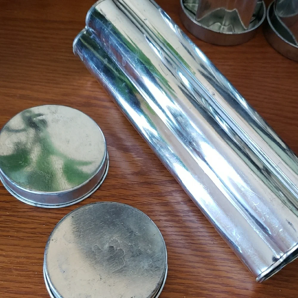 Pampered Chef- Set of 4 Silver Metal Baking Molds